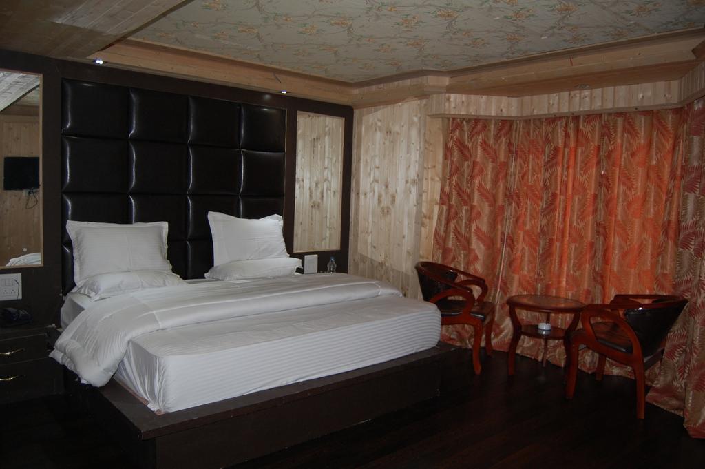 Hotel Zahgeer Continental Gulmarg Pokój zdjęcie